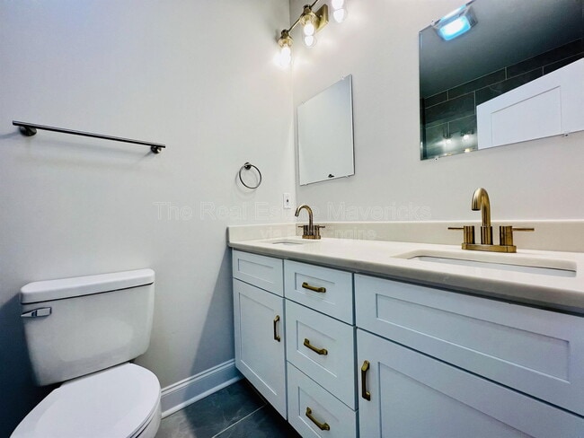 Building Photo - 1904 S Holly St