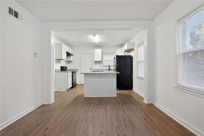Building Photo - 1439 Westboro Dr SW
