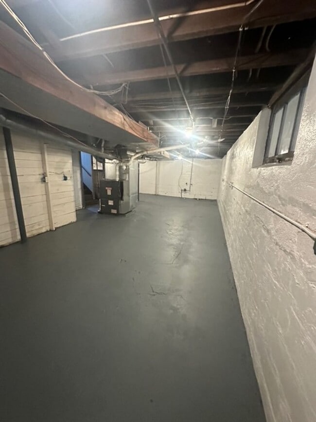 Building Photo - Spacious Single Family 4-Bedroom 1.5-Bath Home For Rent