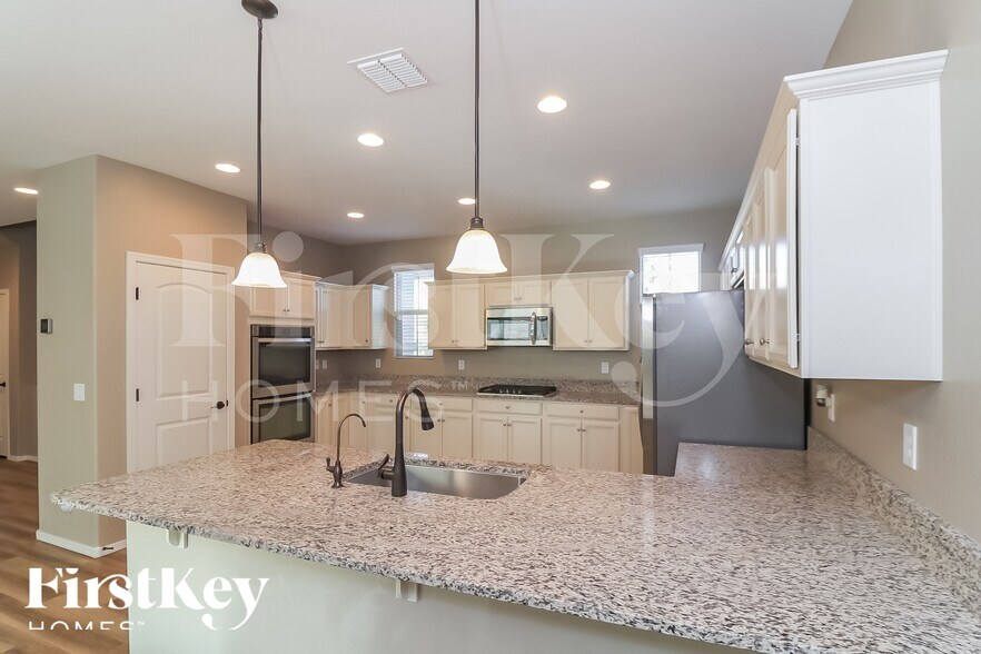 Building Photo - 5115 E Greenway St