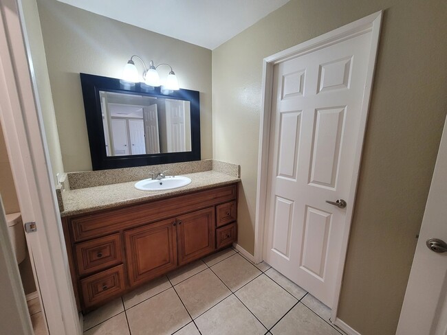 Building Photo - Single-Story 1-Bedroom Condo in a Highland...