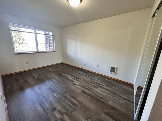 Building Photo - 2 bedroom, 1 bath Lower Apartment near Lan...