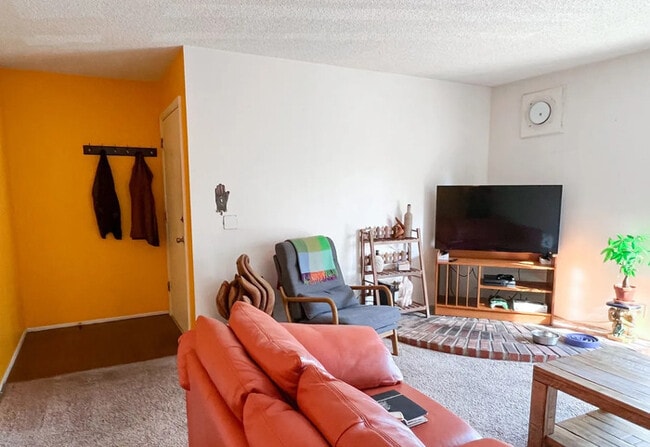 Building Photo - ONE BED ONE BATH UNIT AVAILABLE FOR RENT