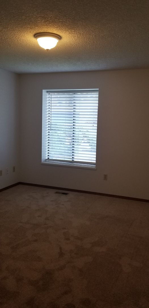 Building Photo - 3 BEDROOM CLOSE TO TIGARD HIGH SCHOOL