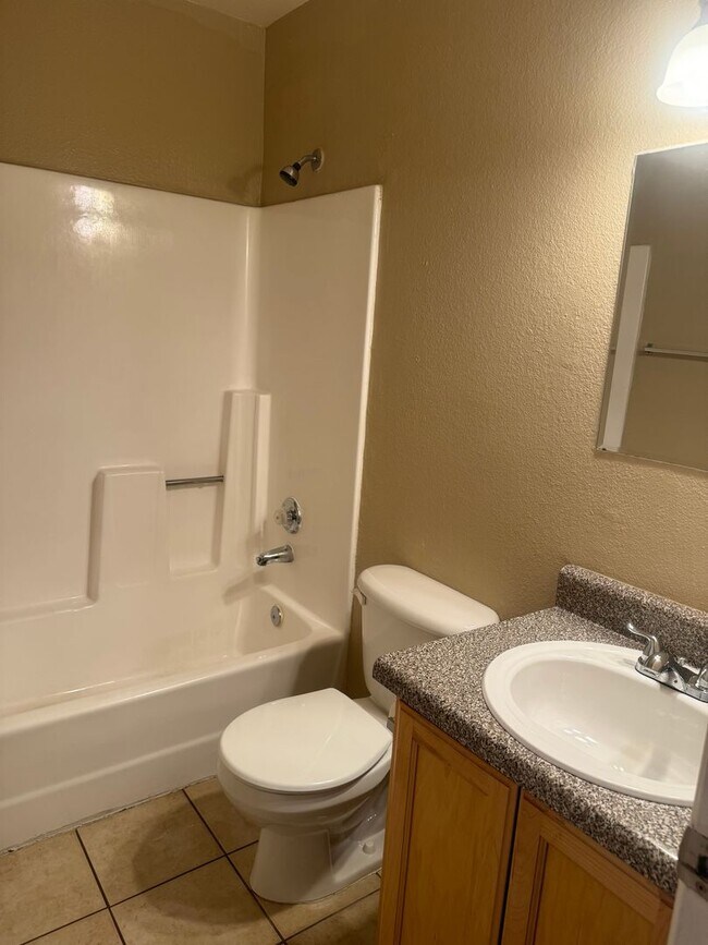 Building Photo - 2 BEDROOM UNIT IN CACTUS FLATS IN GLENDALE