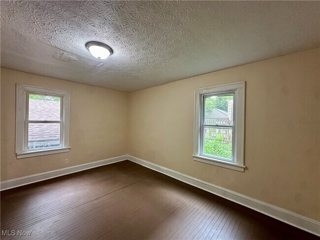 Building Photo - 1248 Pondview Ave