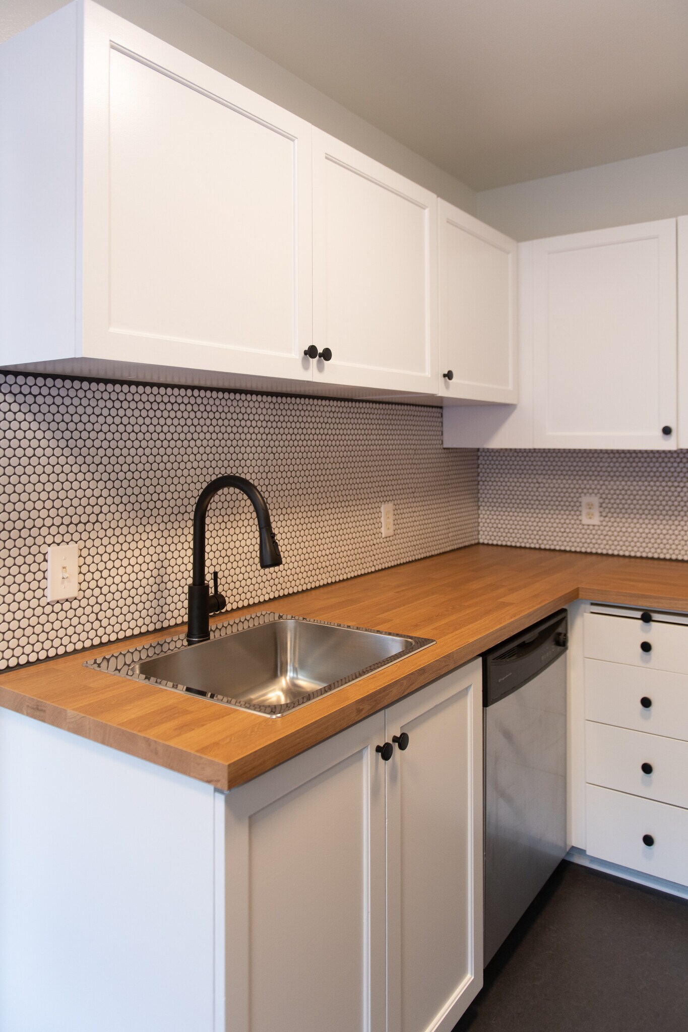 Kitchen sink - 701 NE 28th Ave