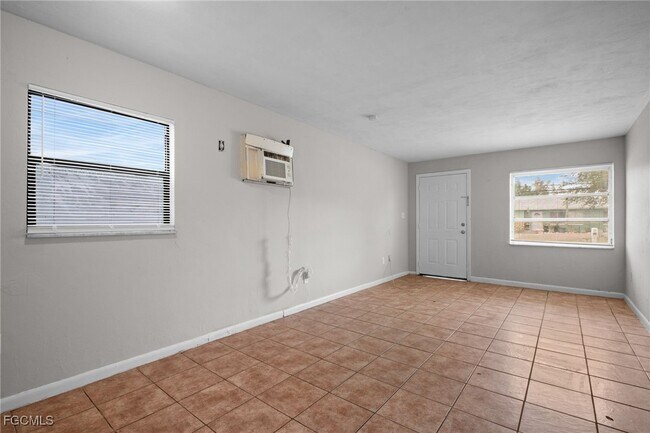 Building Photo - 1604 Oak Dr