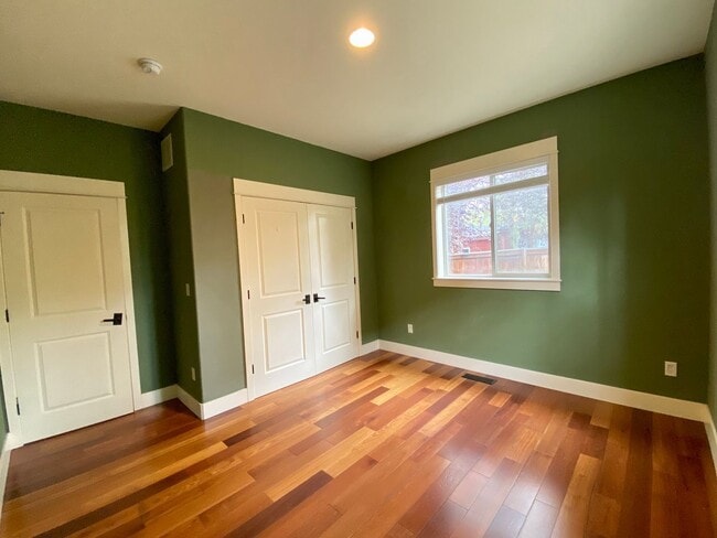 Building Photo - Spacious 3 BR w/ all wood floors and great midtown Bend location