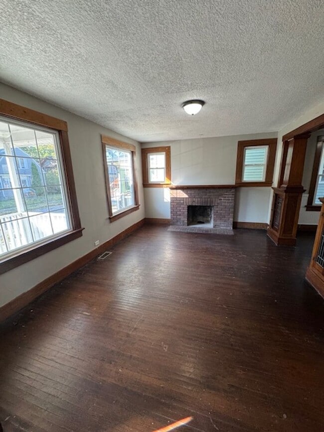 Building Photo - 1006 Cottage Ave