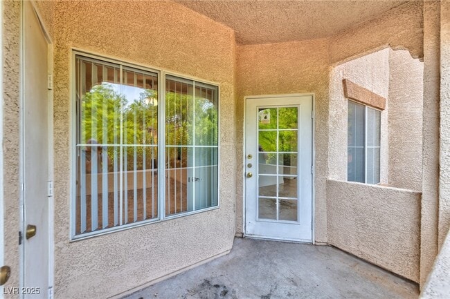 Building Photo - 3400 Cabana Dr