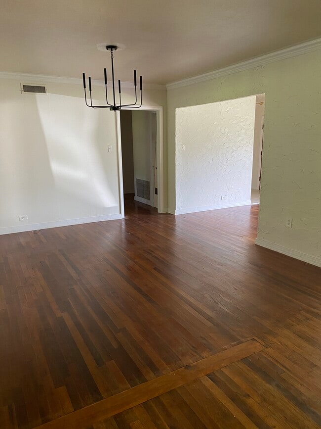 Dining - 1805 E California St
