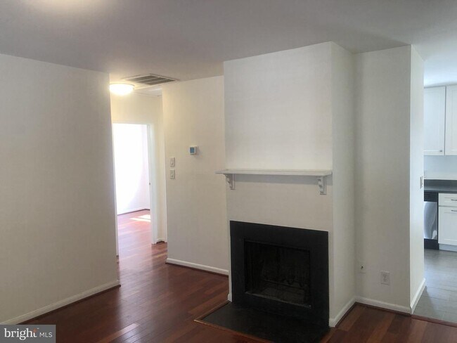 Building Photo - 2707 S Walter Reed Dr