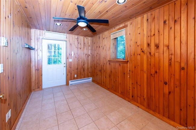 Building Photo - 559 Quaker Hill Rd