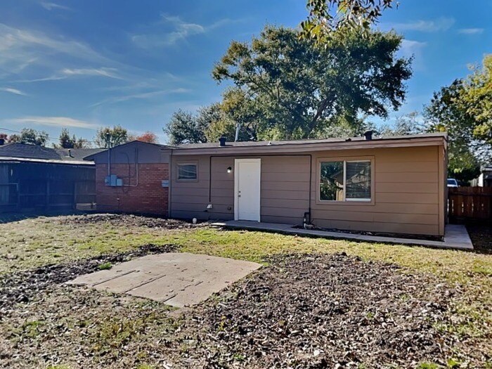 Building Photo - 2123 Raspberry Ln