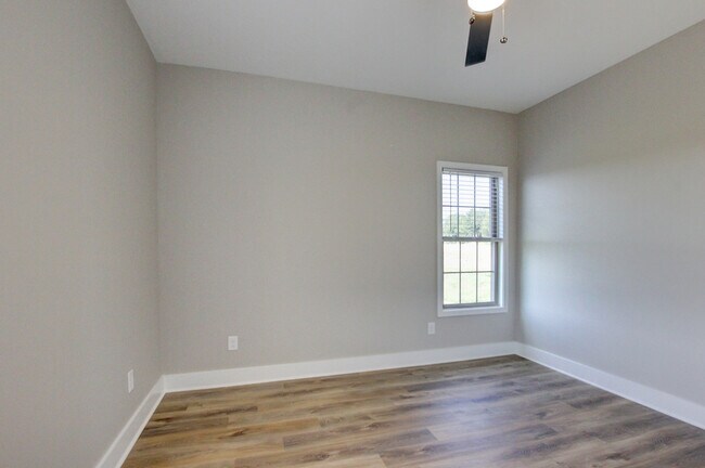 Building Photo - 102 Riverbend Dr