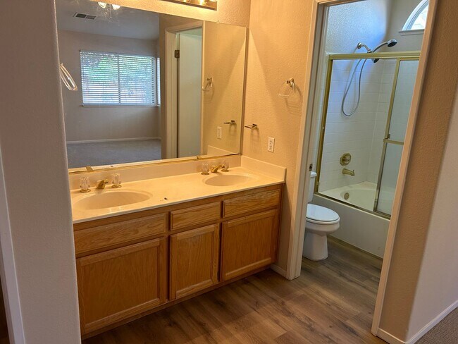 Building Photo - Beautiful 3 Bedroom, 2 Bath Brentwood Home