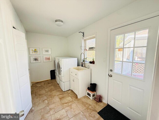 Building Photo - 16108 Kennedy St