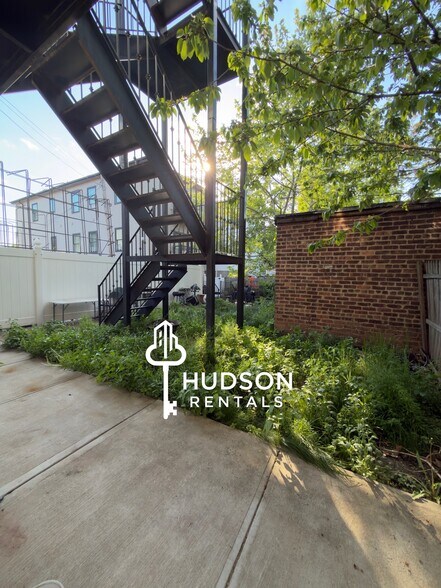 Building Photo - 407 W Side Ave