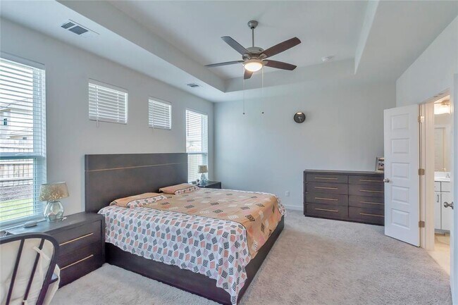 Building Photo - 563 Saturnia Dr