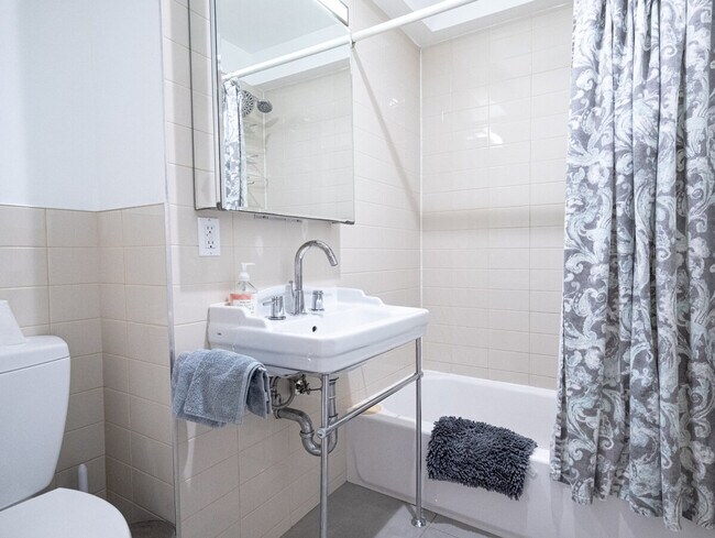 Building Photo - 230 W 113th St