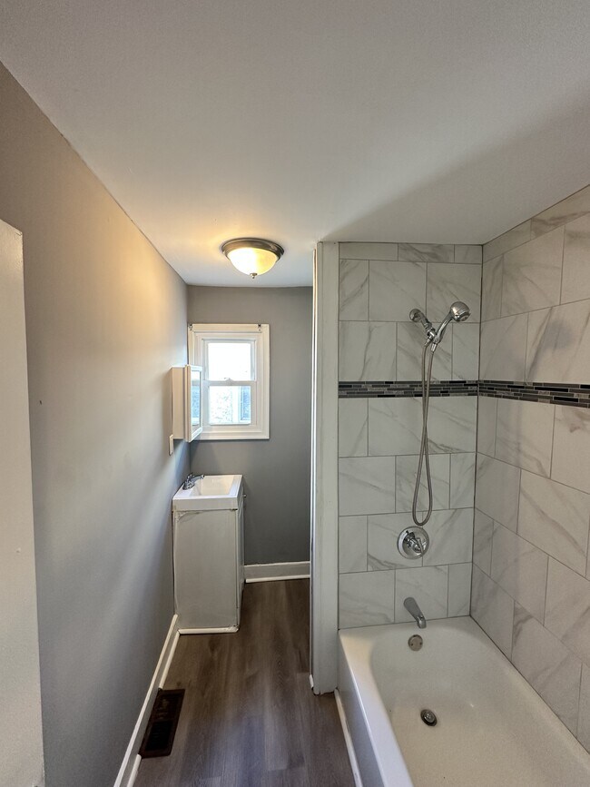 Building Photo - 218 W 5th St