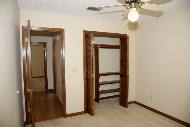 Building Photo - 1129 Troon Dr E