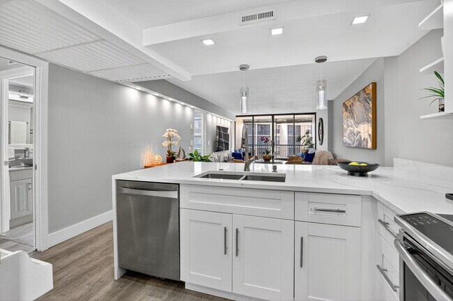 Building Photo - 20 Royal Palm Way