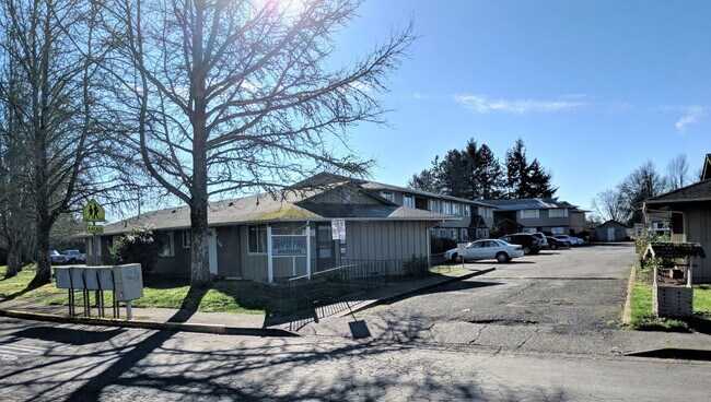 Building Photo - (905) Draper Arms Apartments - 2 Bedroom / 1 Bathroom (UPDATED)