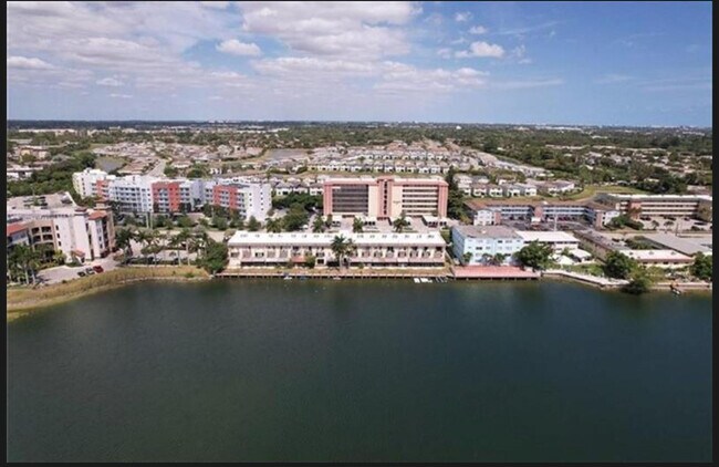 Building Photo - 1101 Crystal Lake Dr