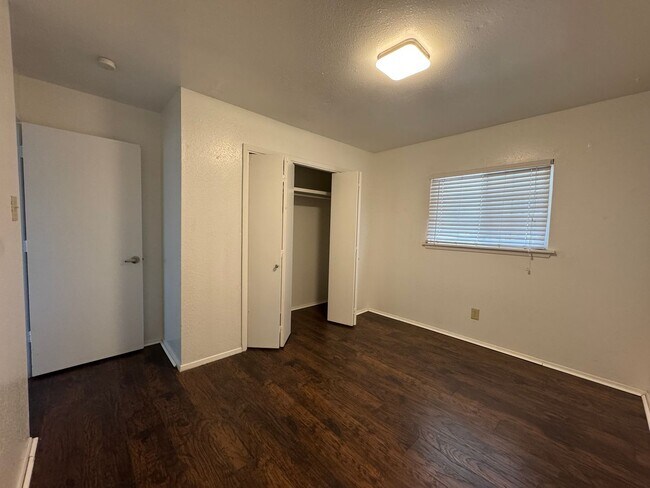 Building Photo - 1405 Riley Dr