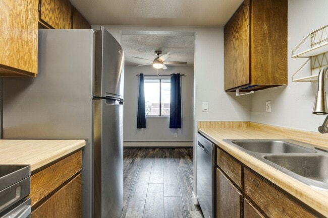 Building Photo - Updated Unit next to CMU with Pool!