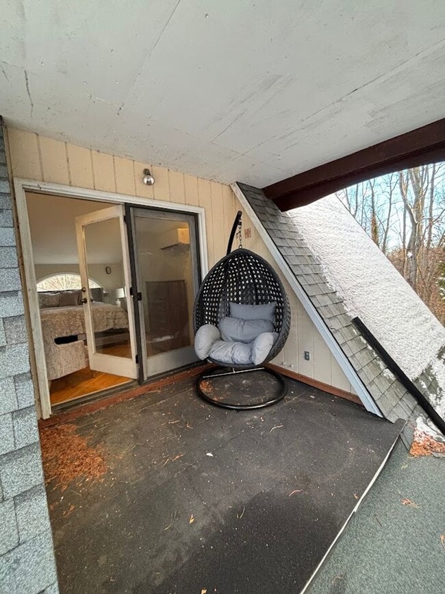Building Photo - Renovated Spectacular Lakefront Carriage H...