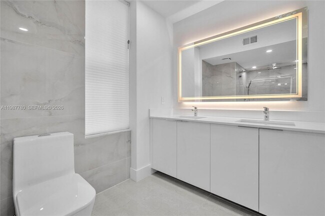 Building Photo - 18181 NE 31st Ct