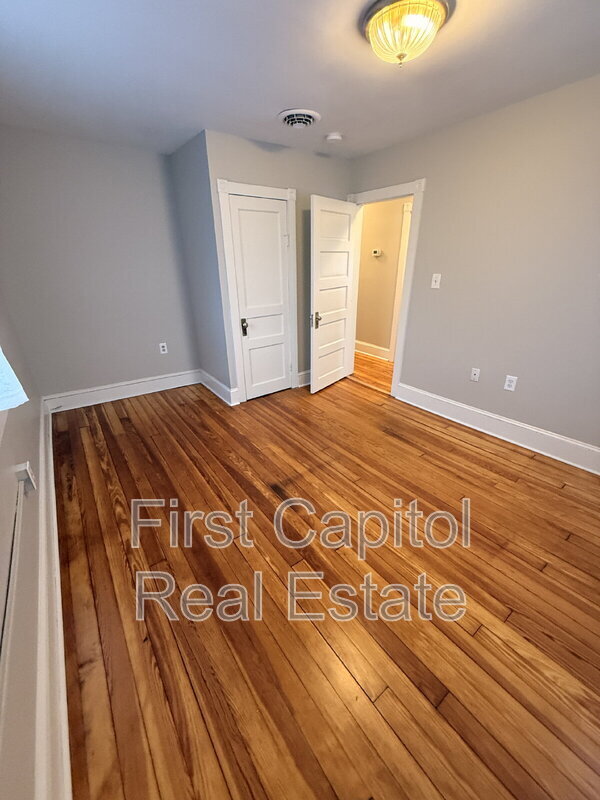 Building Photo - 627 Warren Ave.