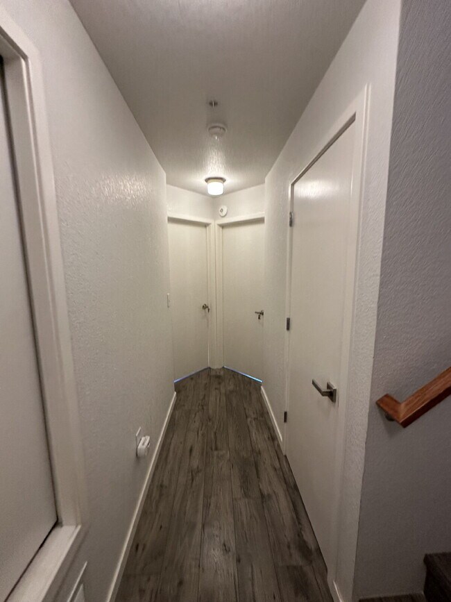 Building Photo - Now Available! Private room in 3 bed / 2 bath condo