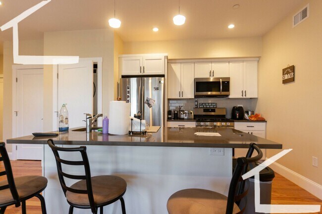 Building Photo - No Brokers Fee, Steps from Boston Lending, In-Unit Washer and Dryer, Central Heat/AC, Parking.