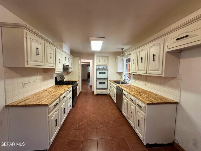 Building Photo - 1067 Villa Linda Way