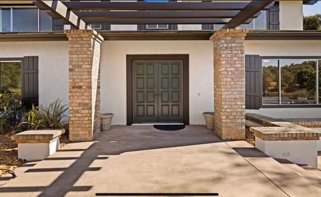 Building Photo - Classic Hope Ranch