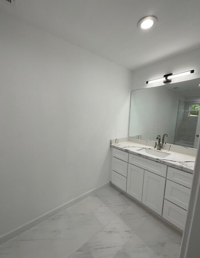 Building Photo - 5202 Northridge Dr