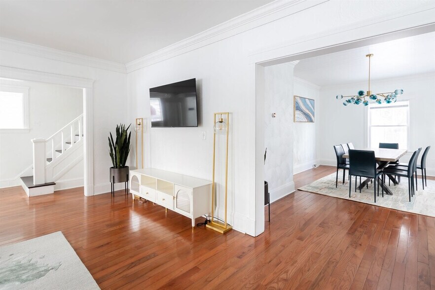 Building Photo - 1444 E 108th St