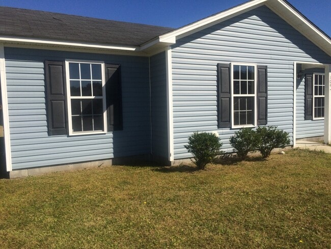 Building Photo - Beautiful Home with a Great Location In Town
