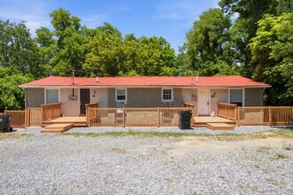 Building Photo - 2 Bed / 1 Bath. Pet Friendly. Off street parking.
