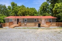 Building Photo - 2 Bed / 1 Bath. Pet Friendly. Off street parking.