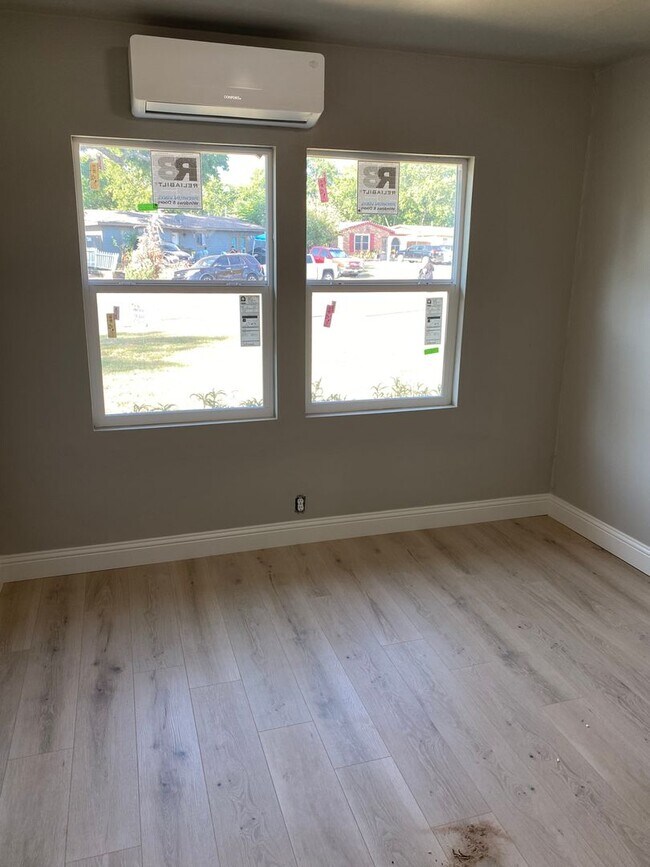 Building Photo - 807 Raleigh Cir