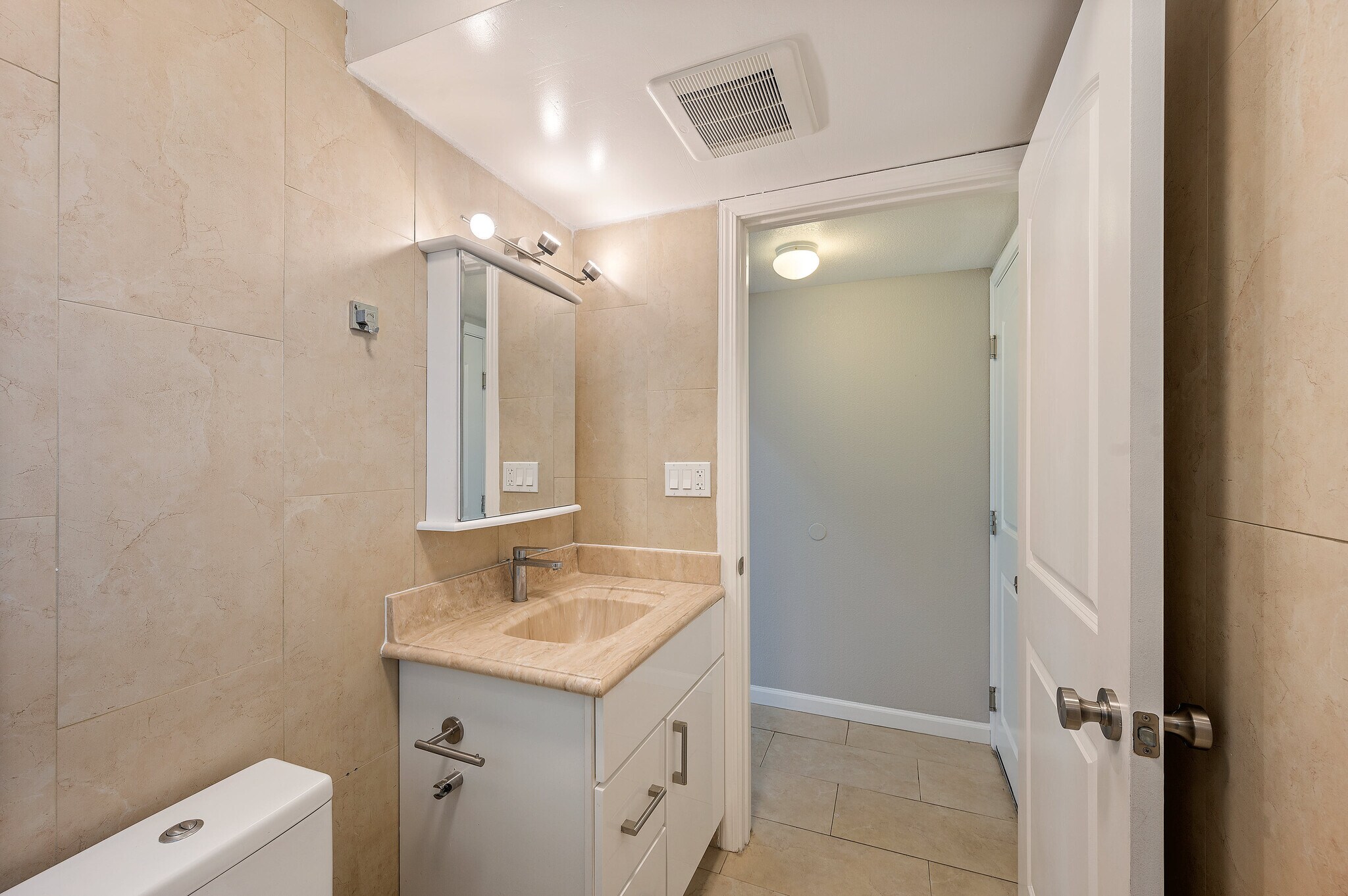 Building Photo - 3661 Slopeview Dr