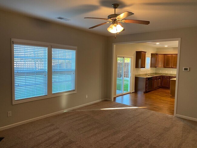 Building Photo - 269 Tulip Dr