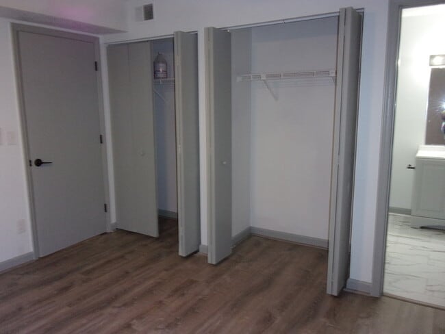 Building Photo - Fully Renovated Ground Floor Condo near Cherry Park