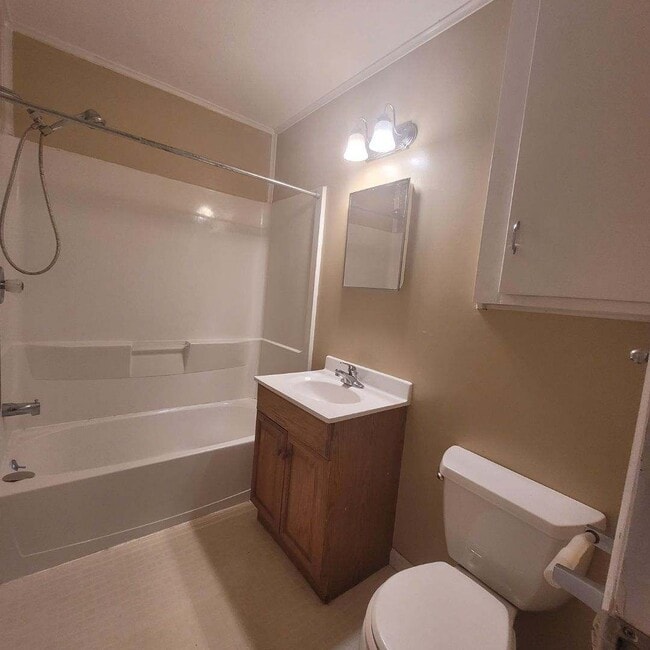 Building Photo - $995 - 3 bed 1 bath - Single Family Home