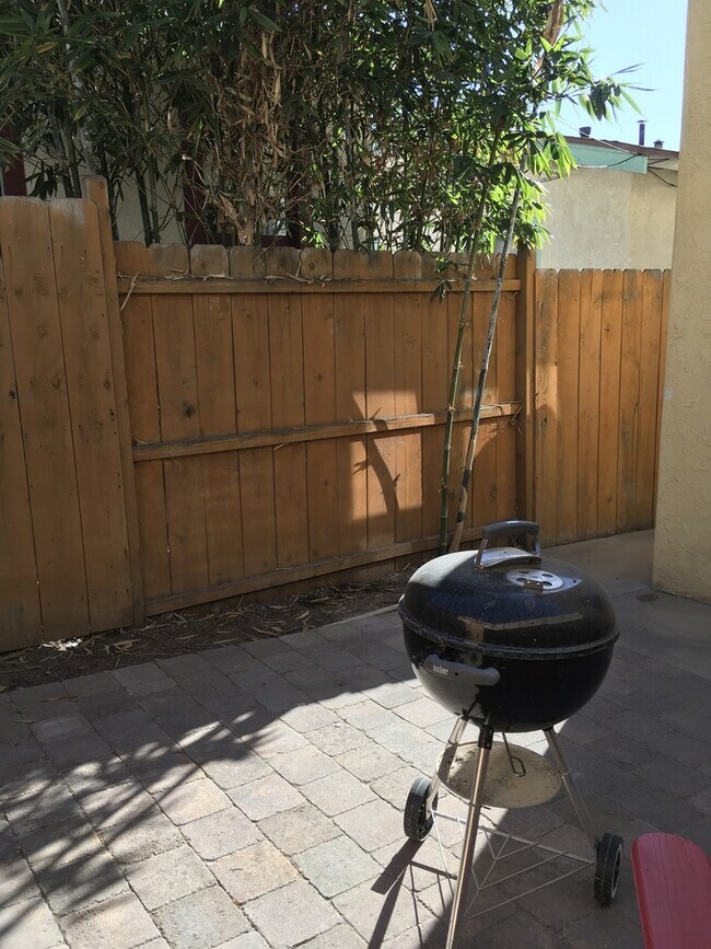Building Photo - Charming Corner Unit One Bedroom! Large Pa...